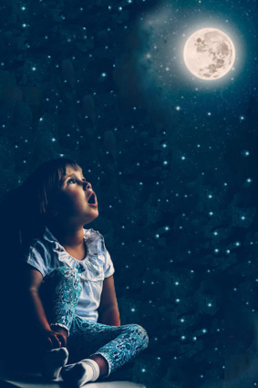un enfant qui regarde la lune dans un ciel étoilé 
