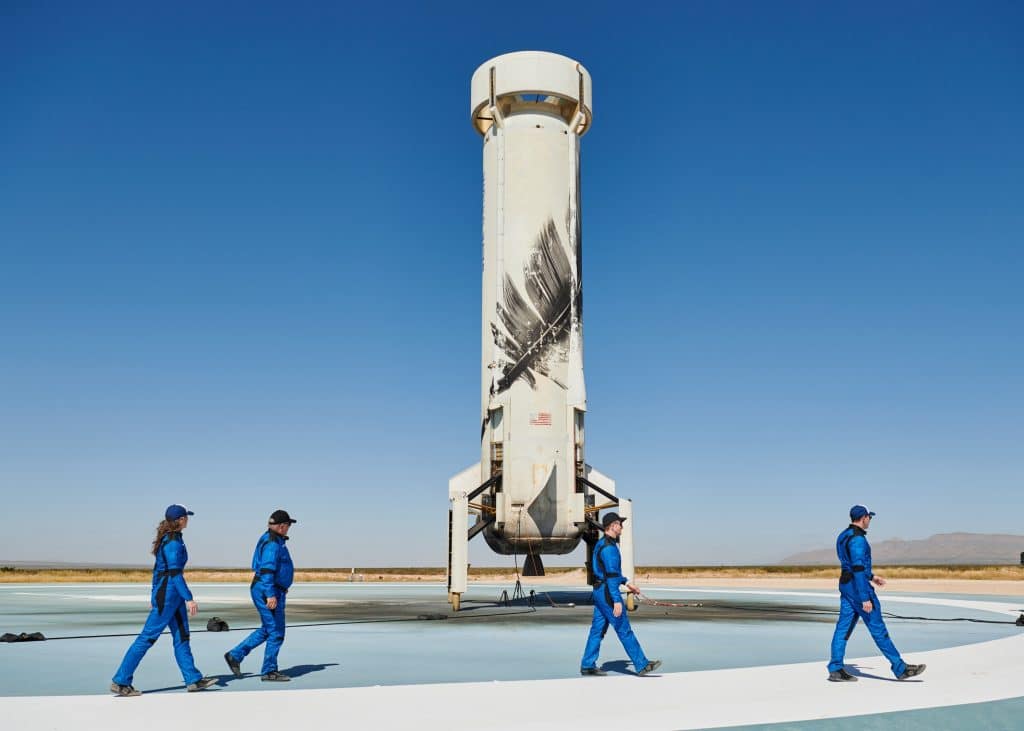 William Shatner et son équipe devant la fusée New Shepard avant le décollage