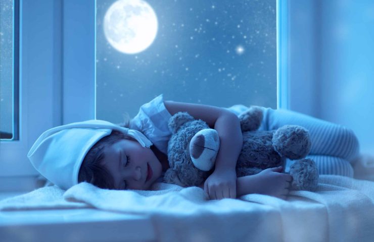 Enfant dormant paisiblement avec des pensées imaginatives en arrière-plan