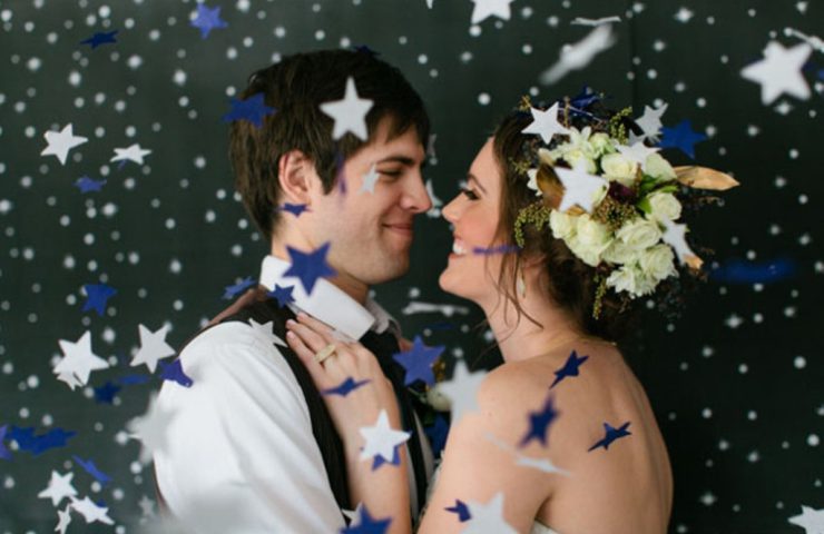 Salle de mariage décorée avec des étoiles scintillantes